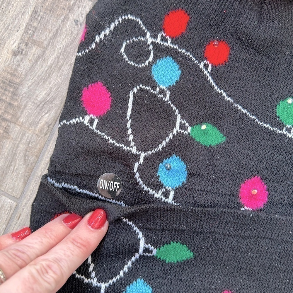 LED Light Up Christmas Beanie Hat - Picture 3 of 4